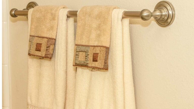 How Many Towel Bars in Master Bathroom